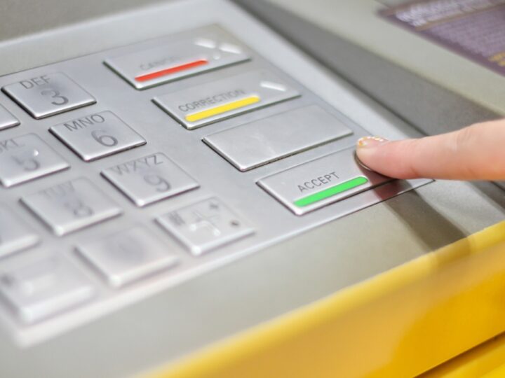 Bankomat pod sklepem Biedronka w Kobyłce został wysadzony przez złodziei