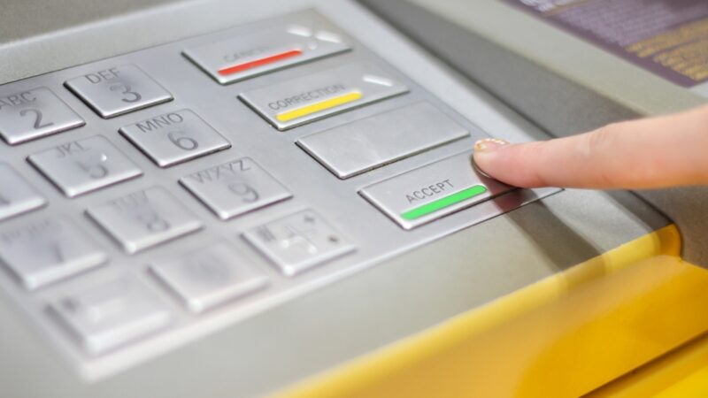 Bankomat pod sklepem Biedronka w Kobyłce został wysadzony przez złodziei