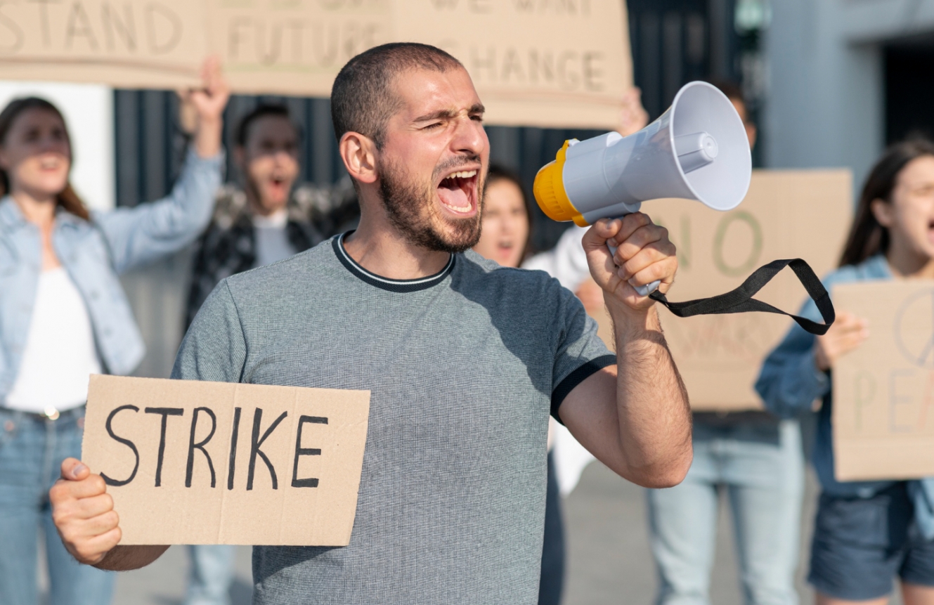 Interwencja policji na Uniwersytecie Warszawskim podczas strajku studenckiego w solidarności z Palestyną