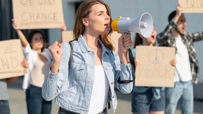 Aktywiści klimatyczni z Ostatniego Pokolenia paraliżują ruch w centrum Warszawy