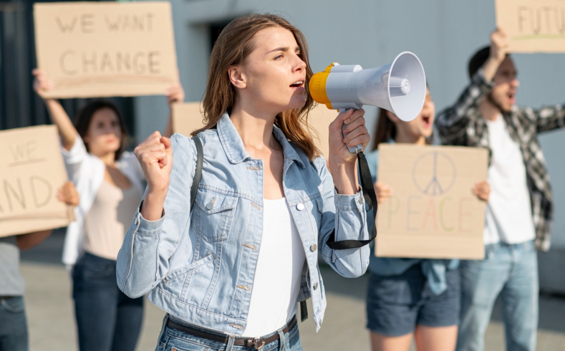 Aktywiści klimatyczni z Ostatniego Pokolenia paraliżują ruch w centrum Warszawy