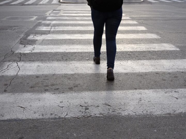 Bezpieczna podróż do szkoły – policja uczy dzieci zasad ruchu drogowego