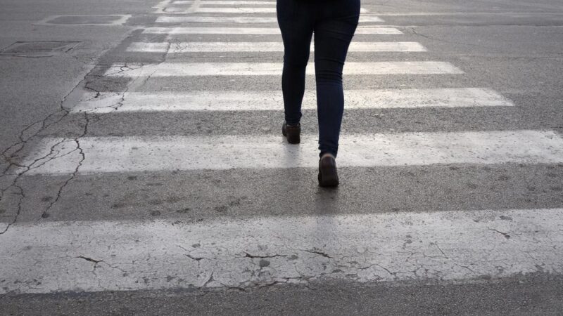 Bezpieczna podróż do szkoły – policja uczy dzieci zasad ruchu drogowego